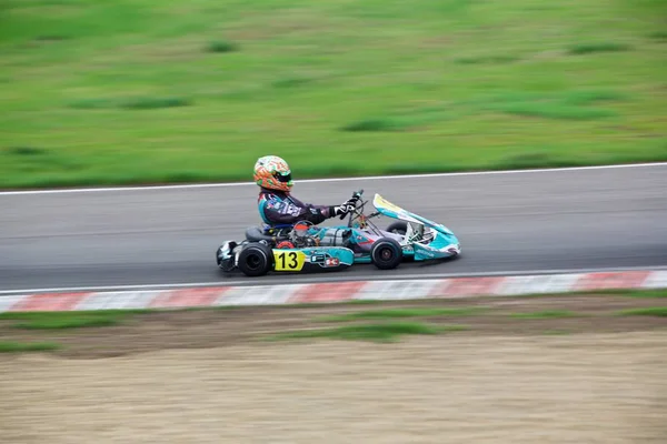 Competencia de jóvenes pilotos en karting — Foto de Stock