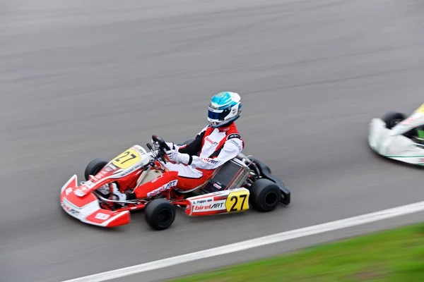 Wettbewerb der jungen Piloten im Kartsport — Stockfoto