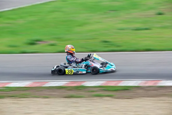 Wettbewerb der jungen Piloten im Kartsport — Stockfoto