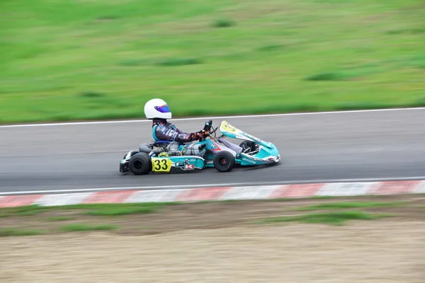 Competição de jovens pilotos em karting — Fotografia de Stock