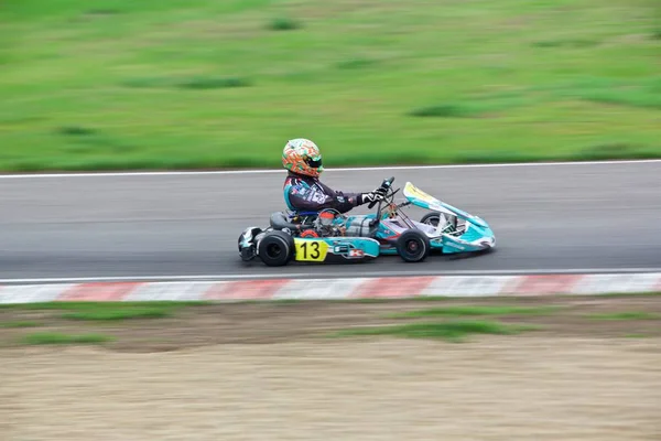 Wettbewerb der jungen Piloten im Kartsport — Stockfoto