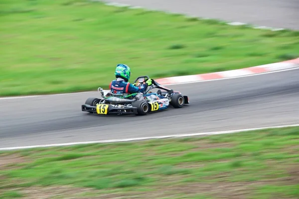 Competencia de jóvenes pilotos en karting — Foto de Stock