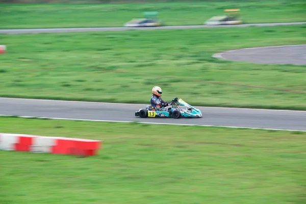 Wettbewerb der jungen Piloten im Kartsport — Stockfoto