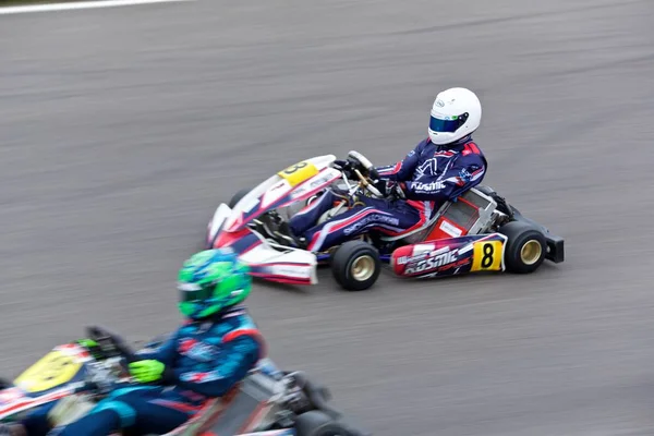 Competição de jovens pilotos em karting — Fotografia de Stock