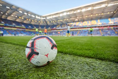 Futbol topu maçtan önce futbol sahasında