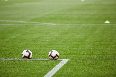 Maçtan önce futbol sahasında iki futbol topu