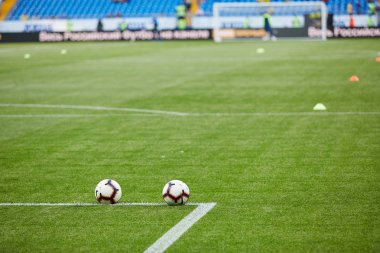 Maçtan önce futbol sahasında iki futbol topu