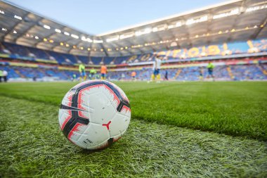Futbol topu maçtan önce futbol sahasında