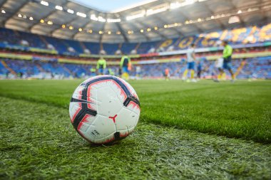 Futbol topu maçtan önce futbol sahasında