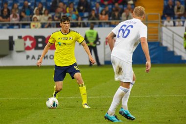 Fc Rostov'dan Eldor Shomurodov topu kontrol ediyor