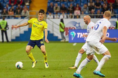 Fc Rostov'dan Eldor Shomurodov topu kontrol ediyor