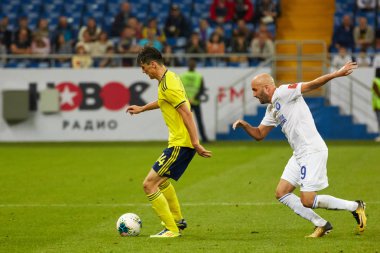 Fc Rostov'dan Eldor Shomurodov topu kontrol ediyor