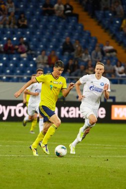 Fc Rostov'dan Eldor Shomurodov topu kontrol ediyor