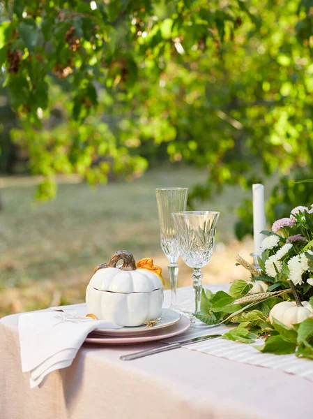 美しい秋の装飾とテーブルの設定感謝祭やハロウィーンのための白いミニカボチャとクリスタルグラス — ストック写真
