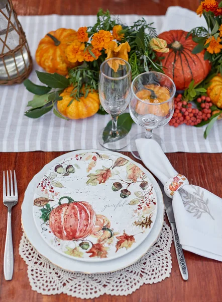 餐桌布置在乡村乡村乡村餐桌上 上面有白色和橙色的迷你南瓜 还有感恩节或万圣节的水晶眼镜 — 图库照片