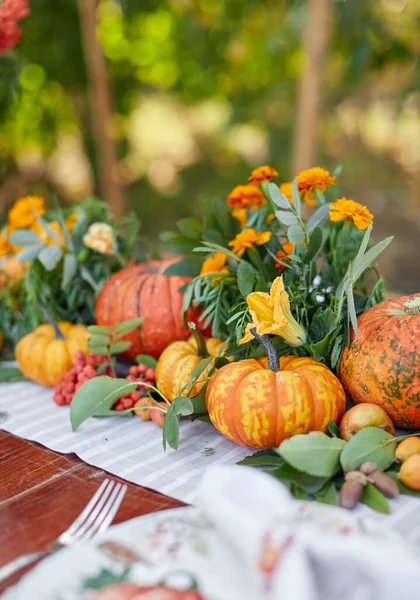 白とオレンジのミニカボチャと素朴な農家の国のテーブルの上のテーブルの設定 感謝祭やハロウィーンのクリスタルグラス — ストック写真