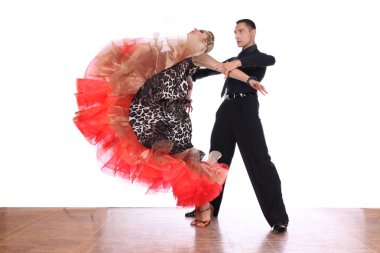 Latino dansçıları balo beyaz bir arka plana dayanır