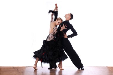 Latino dansçıları balo beyaz bir arka plana dayanır