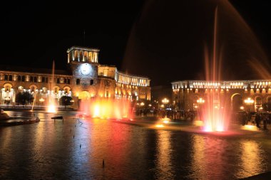 Geceleri Ermenistan Cumhuriyeti Hükümeti 'nin Çeşmesi, Erivan, Ermenistan' daki Cumhuriyet Meydanı 'nda yer almaktadır..