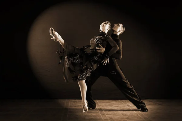 Χορευτές Στην Αίθουσα Χορού Που Απομονώνονται Μαύρο Φόντο — Φωτογραφία Αρχείου