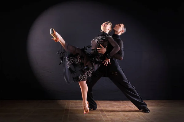Dansare Ballroom Isolerad Svart Bakgrund — Stockfoto
