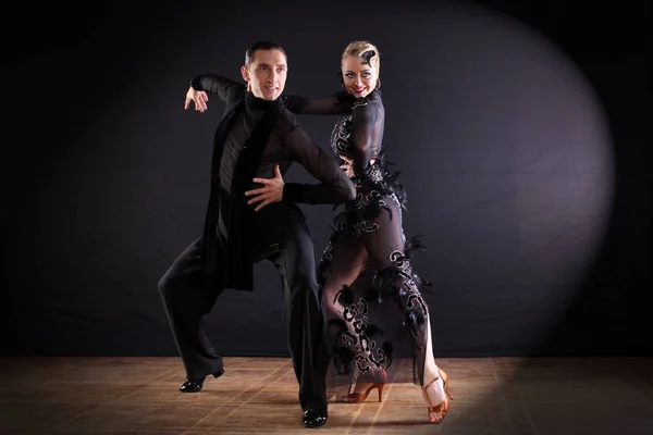Siyah Arka Plan Üzerine Izole Balo Dansçıları — Stok fotoğraf