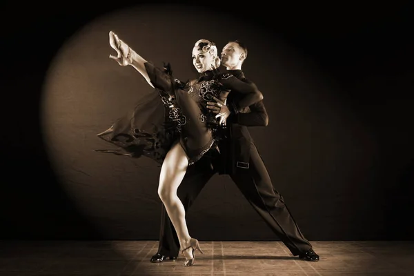 Dansers Balzaal Geïsoleerd Zwarte Achtergrond — Stockfoto
