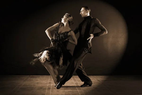 Tanečníci Tanečním Sále Izolovaných Černém Pozadí — Stock fotografie