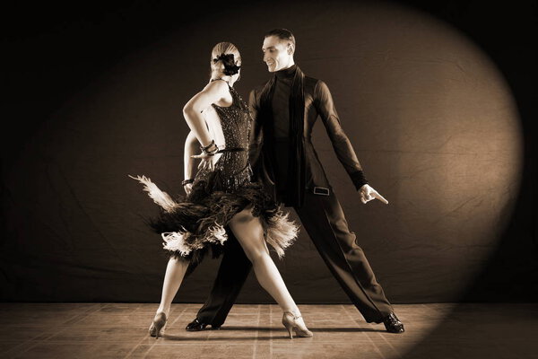 танцоры в бальном зале изолированы на черном фоне
