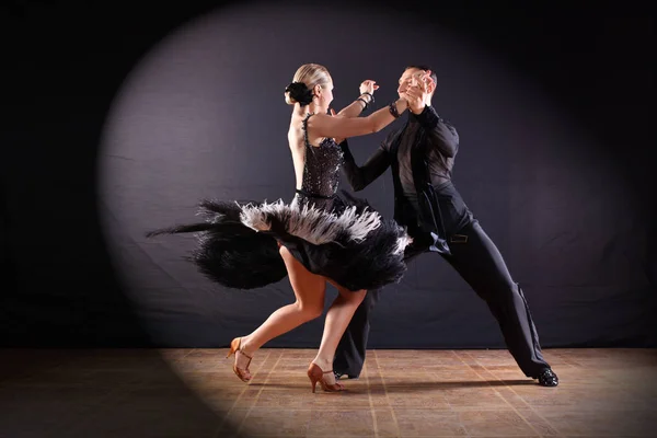 Tänzer Ballsaal Isoliert Auf Schwarzem Hintergrund — Stockfoto