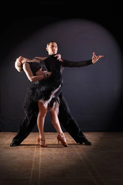 Bailarines Salón Aislados Sobre Fondo Negro — Foto de Stock
