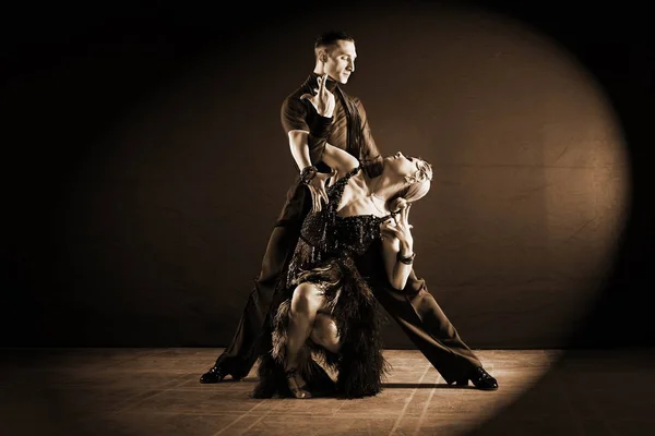 Танцоры Бальном Зале Изолированы Черном Фоне — стоковое фото