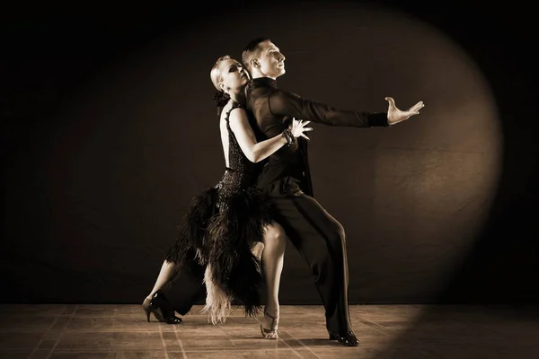 Dansare Ballroom Isolerad Svart Bakgrund — Stockfoto