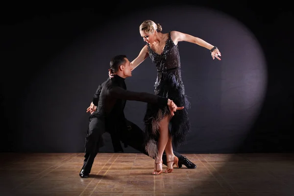 Танцоры Бальном Зале Изолированы Черном Фоне — стоковое фото