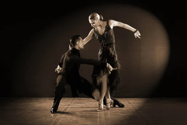 Bailarines Salón Aislados Sobre Fondo Negro —  Fotos de Stock