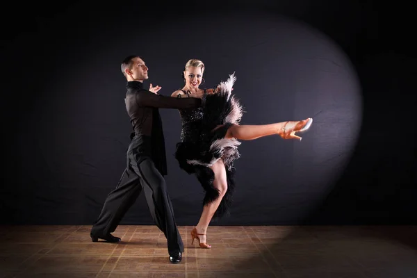 Danseurs Dans Salle Bal Isolé Sur Fond Noir — Photo