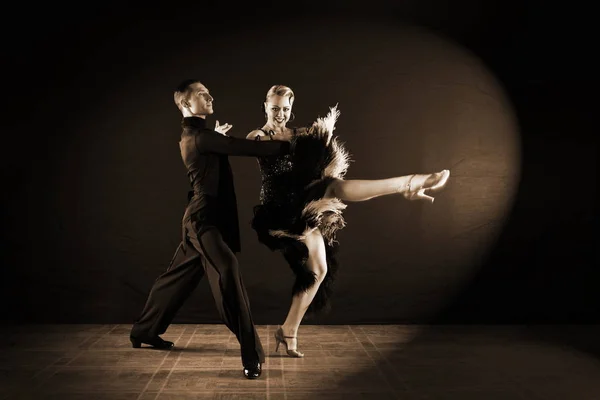 Bailarines Salón Aislados Sobre Fondo Negro — Foto de Stock