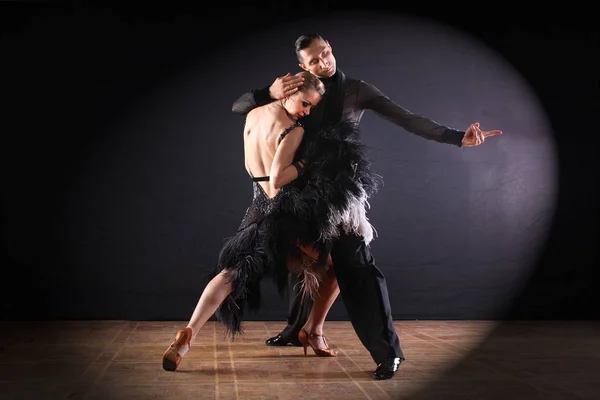 Bailarines Salón Aislados Sobre Fondo Negro —  Fotos de Stock