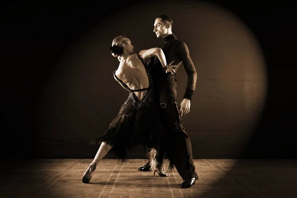 Fekete Háttér Elszigetelt Bálterem Táncosok — Stock Fotó