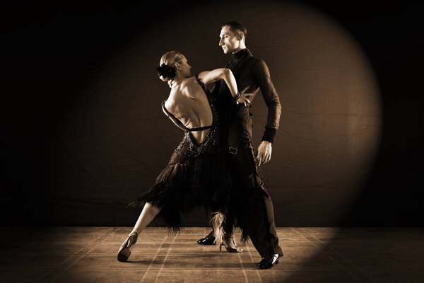 танцоры в бальном зале изолированы на черном фоне
