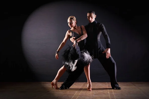 Bailarines Salón Aislados Sobre Fondo Negro — Foto de Stock