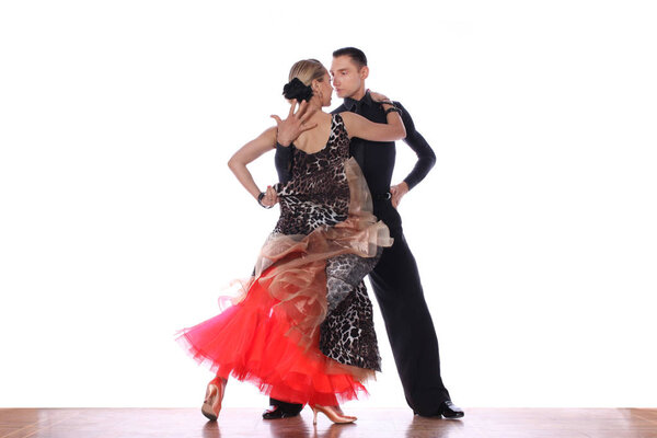 Танцоры в бальном зале на белом фоне
