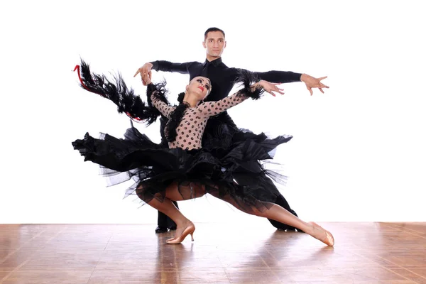 Latino Dansers Balzaal Tegen Witte Achtergrond — Stockfoto