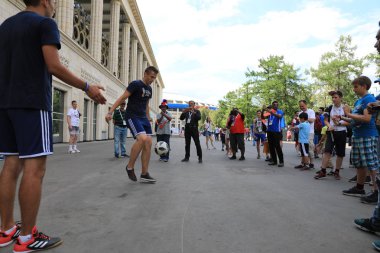  Moskova, Rusya - 26 Haziran 2018: Show hayranları Luzhniki Stadı, Danimarka ve Fransa arasında Dünya Kupası C grubu maçtan önce için
