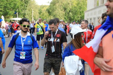  Moskova, Rusya - 26 Haziran 2018: Fransa ve Danimarka Luzhniki Stadı nda arasında Dünya Kupası C grubu oyun sırasında kutluyor Fransızca ve Danimarka hayranları