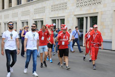  Moskova, Rusya - 26 Haziran 2018: Fransa ve Danimarka Luzhniki Stadı nda arasında Dünya Kupası C grubu oyun sırasında kutluyor Fransızca ve Danimarka hayranları