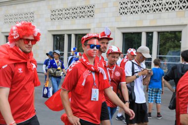  Moskova, Rusya - 26 Haziran 2018: Fransa ve Danimarka Luzhniki Stadı nda arasında Dünya Kupası C grubu oyun sırasında kutluyor Fransızca ve Danimarka hayranları