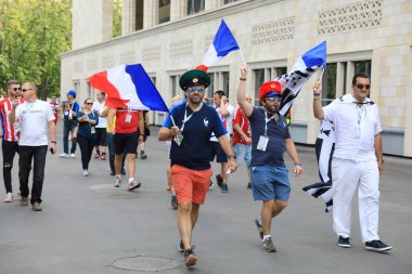  Moskova, Rusya - 26 Haziran 2018: Fransa ve Danimarka Luzhniki Stadı nda arasında Dünya Kupası C grubu oyun sırasında kutluyor Fransızca ve Danimarka hayranları