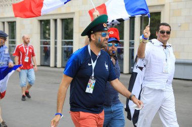  Moskova, Rusya - 26 Haziran 2018: Fransa ve Danimarka Luzhniki Stadı nda arasında Dünya Kupası C grubu oyun sırasında kutluyor Fransızca ve Danimarka hayranları