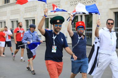  Moskova, Rusya - 26 Haziran 2018: Fransa ve Danimarka Luzhniki Stadı nda arasında Dünya Kupası C grubu oyun sırasında kutluyor Fransızca ve Danimarka hayranları